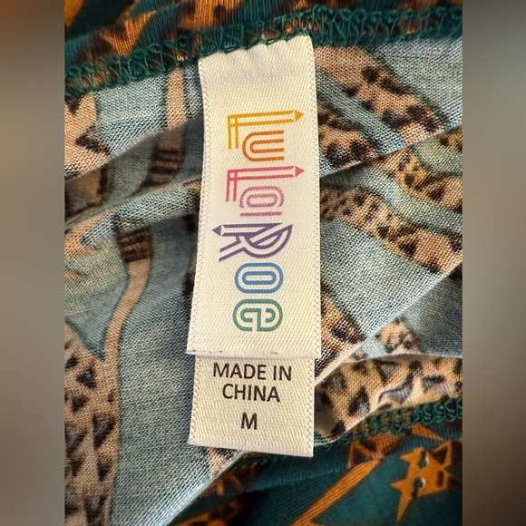 LuLaRoe Giraffe Print Classic Tee Size Medium - Picture 5 of 7